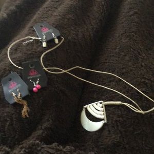 🚨 FINAL SALE 🚨 Paparazzi necklace and earrings - NWT!